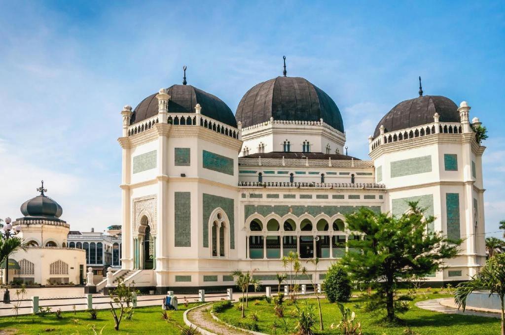 Hotel Pardede International Medan Exterior photo